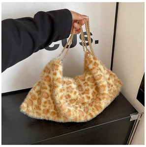 Détail macro du sac cabas en peluche léopard avec une bandoulière en chaîne dorée
