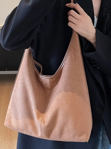 Grand sac cabas hobo minimaliste en daim marron pour femme avec texture douce et chic