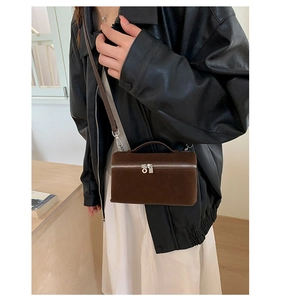 Dunkelbraune Box-Tasche aus Wildleder mit silbernen Metallbeschlägen und schlichtem Griff