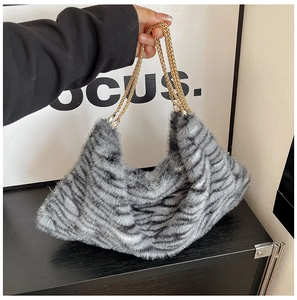 Gros plan détaillé d'un sac cabas en fausse fourrure léopard avec chaîne dorée et texture douce