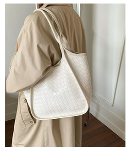 Dettaglio della trama in pelle bianca intrecciata di alta qualità su borsa da donna