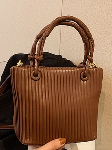 French Vintage Pleated Bucket Bag For Women PU Leather Solid Color Shoulder Bag Chic Crossbody Bag With Gold Hardware