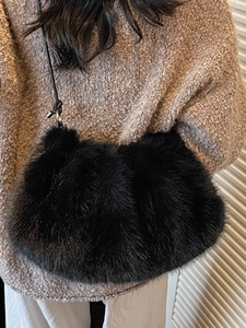 Sac à épaule minimaliste en fausse fourrure noire avec une texture pelucheuse douce