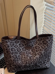 Chic leopard print large tote bag with dark brown handles for casual autumn style