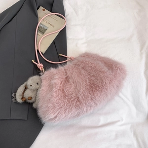 Détail du sac nuage en peluche rose avec texture douce et breloque lapin mignonne