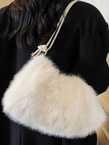 Sac à épaule chic en fausse fourrure crème avec bandoulière à nœud pour l'automne-hiver