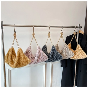 Détail de cinq sacs fourre-tout en peluche avec motifs léopard et chaînes dorées