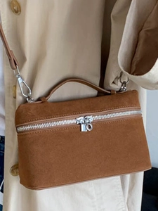 Minimalistische braune Box-Tasche aus Wildleder mit silbernem Reißverschluss und Griff
