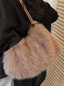 Sac à épaule en peluche minimaliste rose-brun clair avec anneau argenté élégant