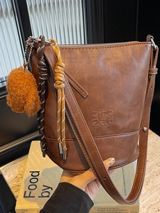 Vintage Large Capacity PU Leather Bucket Bag For Women Crossbody Shoulder Bag With Teddy Bear Charm Urban Simple Handbag