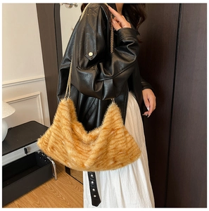 Sac fourre-tout chic en fausse fourrure tigre avec chaîne dorée sur veste en cuir