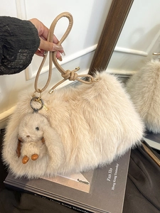 Sac Seau en Fausse Fourrure Pour Femmes Grande Capacité Sac à Main en Peluche Doux Sac à Bandoulière Avec Pendentif Lapin Automne Hiver