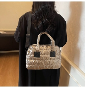Détails du sac fourre-tout matelassé or champagne avec bandoulière noire réglable