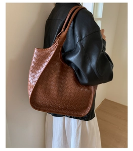 Borsa tote in pelle intrecciata marrone indossata a spalla con grande capacità