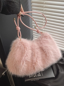 Sac seau rose en fausse fourrure moelleuse avec poignée douce et anneaux dorés chic