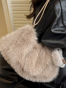 Sac seau en fausse fourrure marron clair avec détails lapin et bandoulière longue