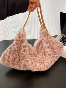 Sac fourre-tout rose imprimé léopard en fausse fourrure avec chaînes dorées chic