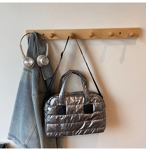 Sac fourre-tout matelassé argenté avec finition métallique sur crochet en bois
