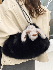 Sac seau en peluche noire avec accessoire lapin mignon et bandoulière cuir pour femme