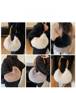 Détail du sac hobo en fausse fourrure pelucheuse avec sangle tissée et perles en bois