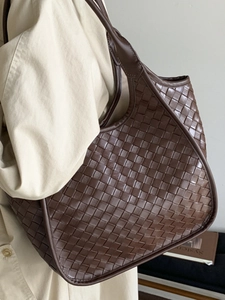 Borsa tote in pelle intrecciata marrone scuro con motivo Intrecciato e capiente