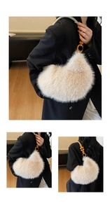 Détail d'un sac bandoulière en fausse fourrure avec perles orange et bandoulière tissée