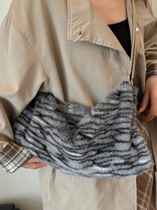 Sac à épaule en fausse fourrure à rayures noires et blanches avec chaîne dorée chic