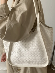 Borsa hobo minimalista in pelle intrecciata bianca da donna in stile streetwear
