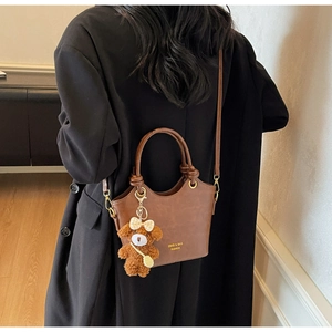 Braune Vintage-Tasche aus Kunstleder mit Goldlogo und süßem Plüschbären-Anhänger
