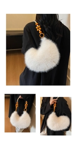 Détail du sac croissant en fausse fourrure blanche avec bandoulière en perles bicolores