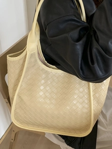 Borsa hobo in pelle intrecciata di moda e borsa a nuvola pieghettata in stile minimalista