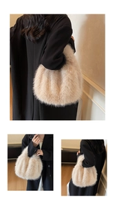 Détail du sac à main en fausse fourrure beige montrant la texture moelleuse et douce