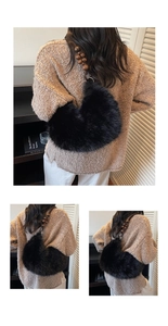 Détail d'un sac à bandoulière en fausse fourrure noire en forme de cœur et perles