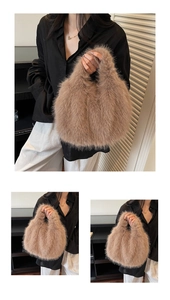 Gros plan sur la texture douce en fausse fourrure kaki et la forme ronde du sac peluche