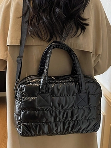 Sac fourre-tout matelassé noir pour femme avec finition brillante et bandoulière réglable