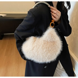 Détail d'un sac hobo en peluche beige avec fausse fourrure douce et anneau en acrylique