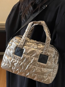 Sac fourre-tout matelassé métallisé avec bandoulière amovible et intérieur spacieux