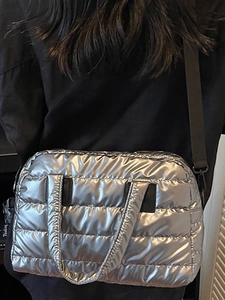 Sac fourre-tout matelassé argenté pour femme avec finition métallique brillante et bandoulière