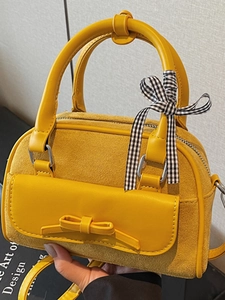 Sac Boston jaune en cuir mixte avec détails de nœuds et ruban à carreaux élégant
