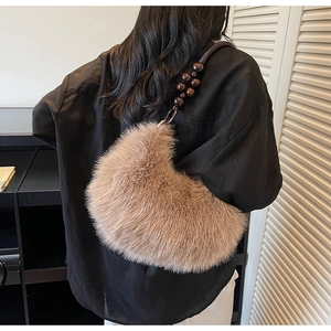 Vue détaillée du sac sous le bras en peluche café avec perles décoratives en bois