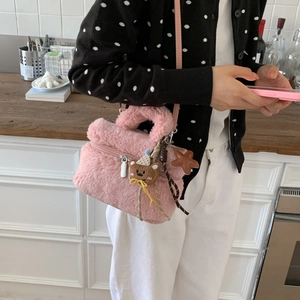 Dettaglio mini borsa rosa in peluche con zip argento e ciondolo orsetto