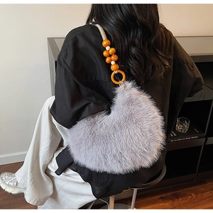 Détail du sac croissant en peluche gris-mauve avec bandoulière à perles orange