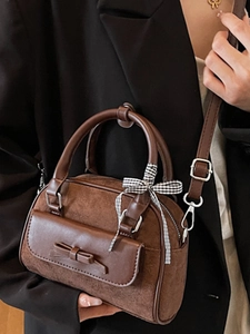 Sac Boston chic marron foncé en daim synthétique avec ruban élégant et bandoulière