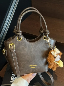 Vintage braune Umhängetasche mit Doppelgriffen und Teddybär-Anhänger Accessoire