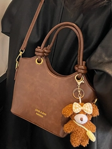 Braune Vintage Handtasche aus Kunstleder mit Griff und Plüschbär-Anhänger