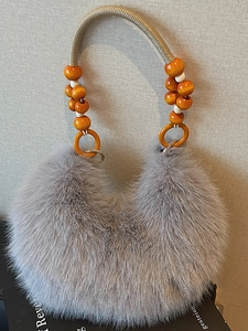 Sac à épaule chic en fausse fourrure grise avec perles orange et poignée tressée femme