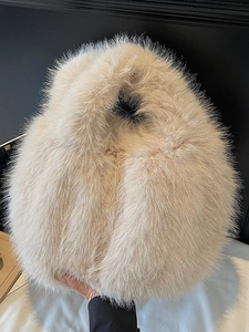 Sac à main chic en fausse fourrure beige avec texture pelucheuse et forme de croissant