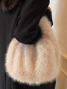Sac à bandoulière en fausse fourrure pelucheuse beige au design de nuage
