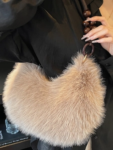 Sac hobo en fausse fourrure marron clair avec bandoulière à grosses perles foncées