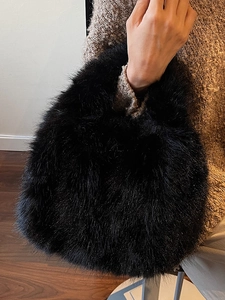 Grand sac à bandoulière en fausse fourrure noire pour femme avec texture moelleuse